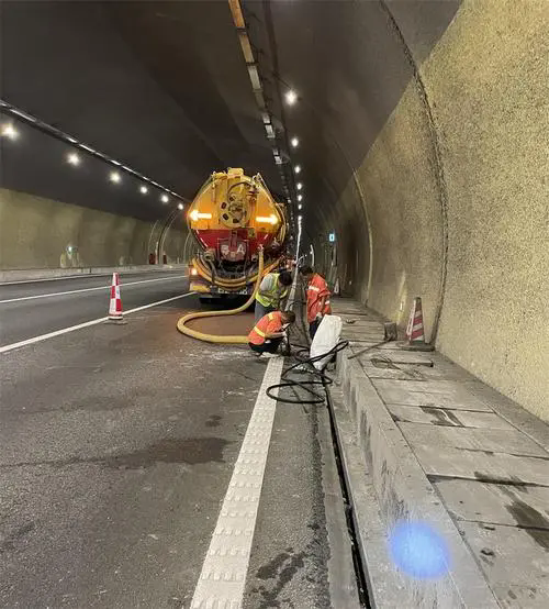 明溪隧道排水渠清淤